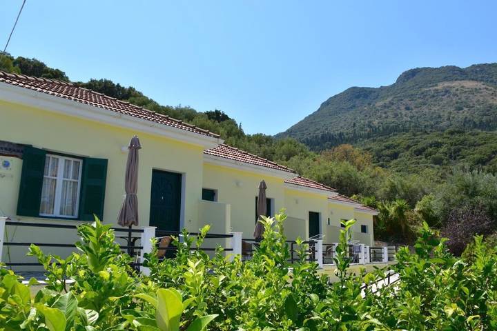 Gîte pour 3 personnes, avec vue ainsi que piscine et jardin dans Vathy - 3
