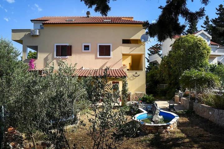 Gîte pour 5 personnes, avec balcon/terrasse et piscine, animaux acceptés à Stari Grad - 2
