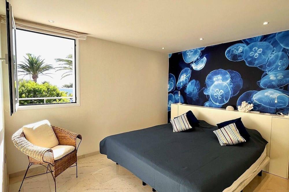 Luxuriöse, lichtdurchflutete Villa mit Pool, 50 m vom Meer entfernt in Playa de LA BALLENA (Arona), Arona