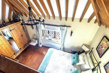 Log Cabin for 8 People in Surrey, South East England, Photo 2