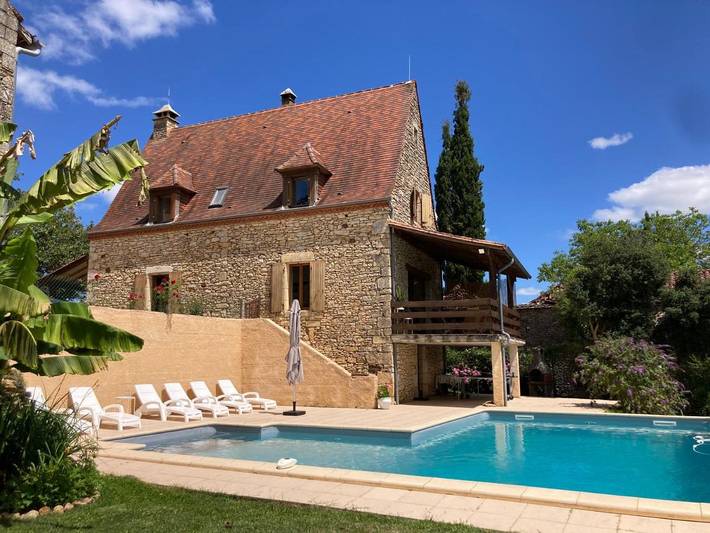 Location de vacances pour 8 personnes, avec jardin ainsi que vue et piscine à Prats-du-Périgord