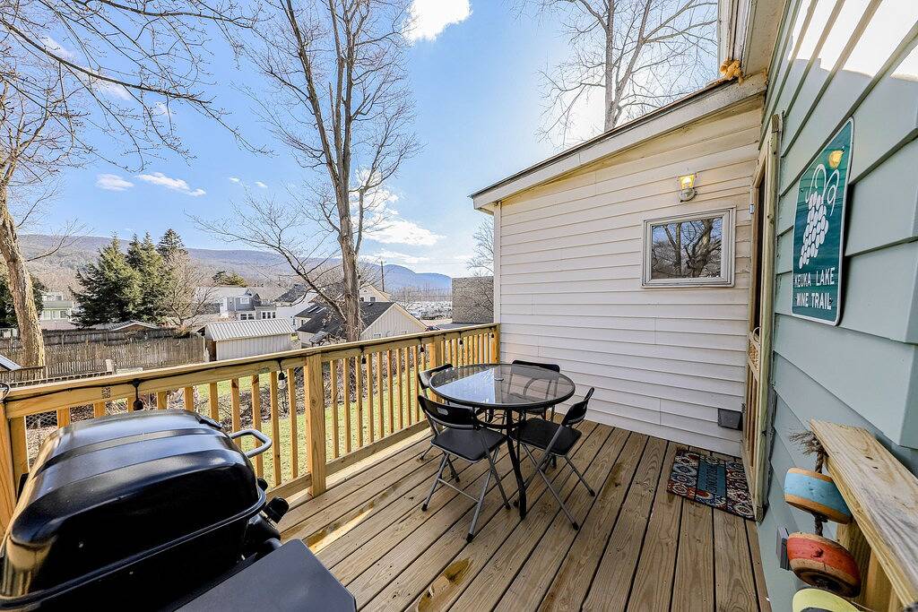 Fun getaway near downtown & lake with full kitchen & ideal location in Hammondsport, Keuka Lake