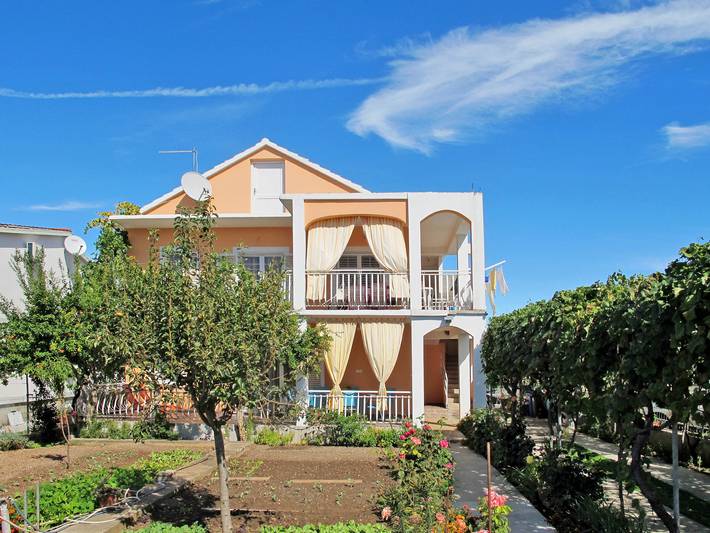 Ferienwohnung für 7 Personen, mit Terrasse und Garten in Biograd na Moru