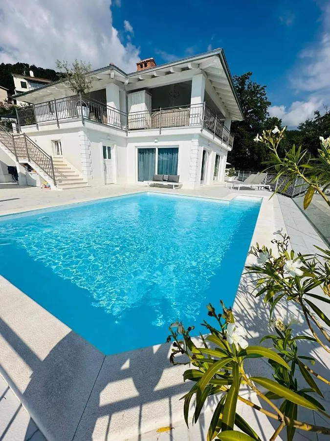 Casa de vacaciones para 13 personas, con piscina además de terraza y vistas - 1