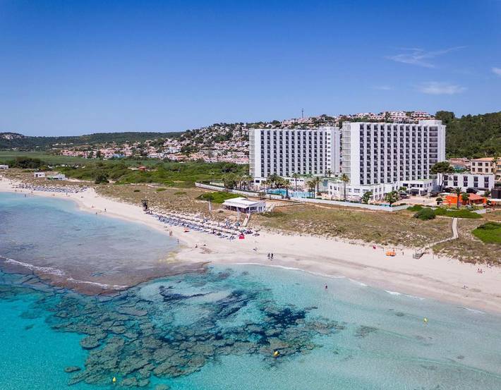 Apartamento para 3 personas, con piscina y vistas además de piscina para niños y jardín en Son Bou
