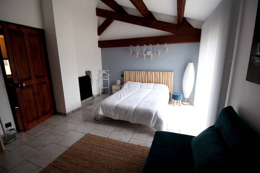 In Entressen, Alpilles, country house with A/C and excellent amenities pets admitted(1). in Istres, Istres region