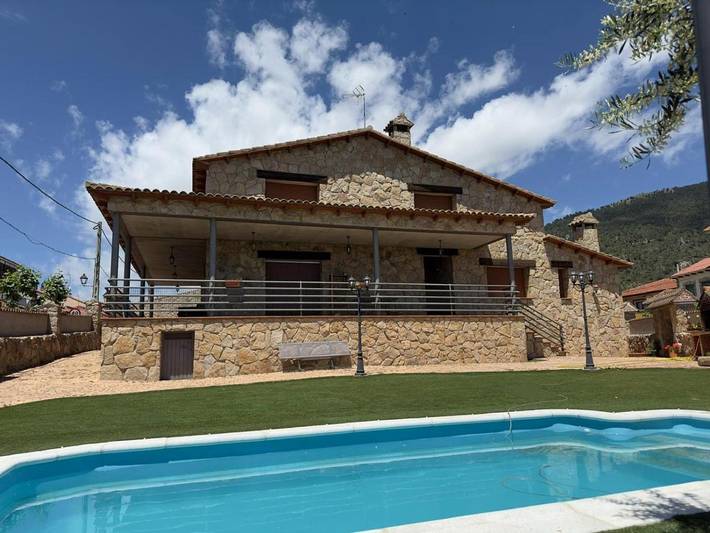 Casa de vacaciones para 13 personas, con piscina además de jardín y vistas - 1