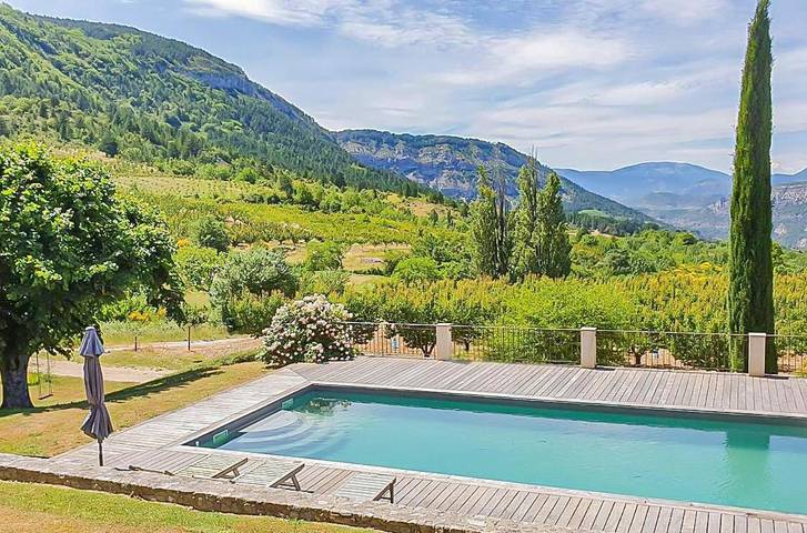 Gîte pour 10 personnes, avec vue ainsi que jardin et piscine, animaux acceptés à Montréal-les-Sources