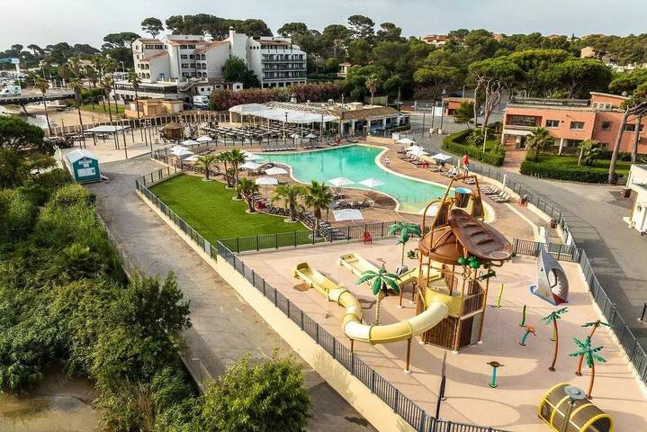 Camping pour 4 personnes, avec piscine et terrasse dans Saint-Aygulf - 2