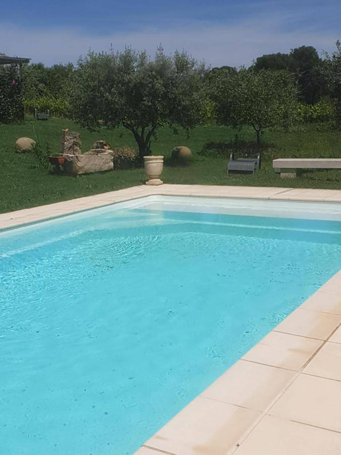Location de vacances pour 4 personnes, avec piscine ainsi que jardin et vue à Buisson - 2