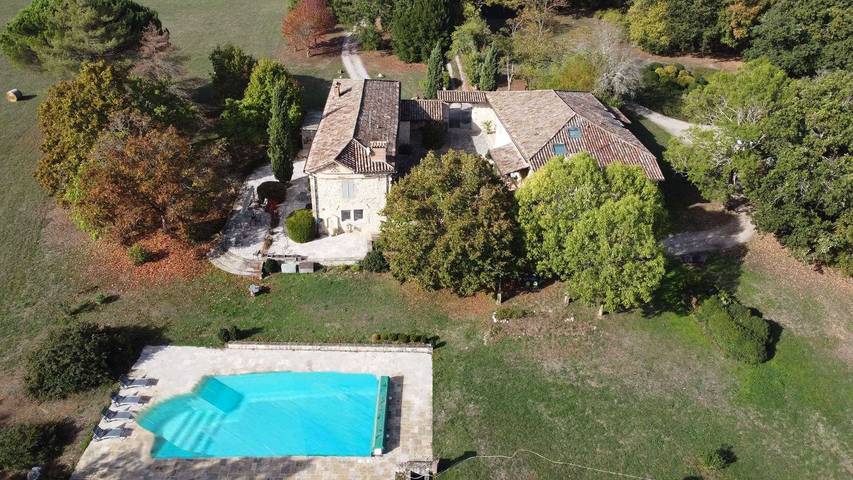 Gîte pour 6 personnes, avec terrasse et piscine
