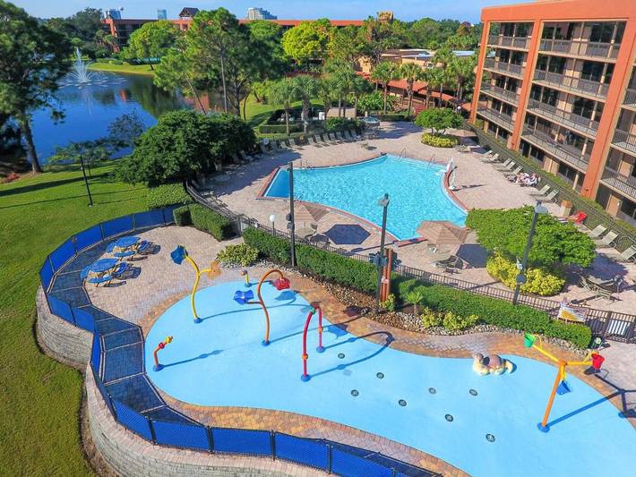 Hotel for 4 personer, hage og utsikt i tillegg til innsjøutsikt og badebasseng i Disney World