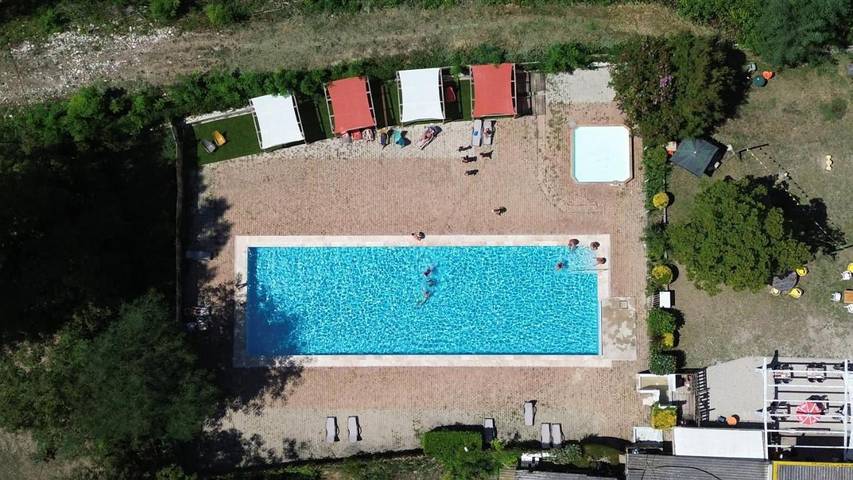 Camping pour 6 personnes, avec terrasse ainsi que piscine et jardin dans le Vercors - 4