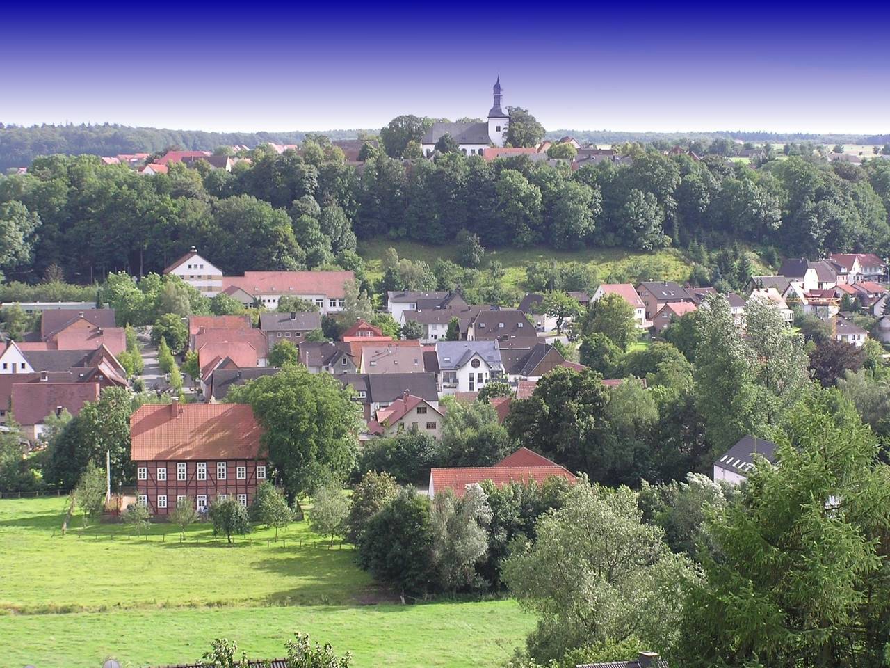 Ganze Ferienwohnung, Gartenfewo mit 2 Schlafzimmern und 2 Wlan Homeofficeplätzen. Waschtrockner sowie Smart-Tv und kostenlose Parkplätze. in Bad Wünnenberg, Nordrhein-Westfalen