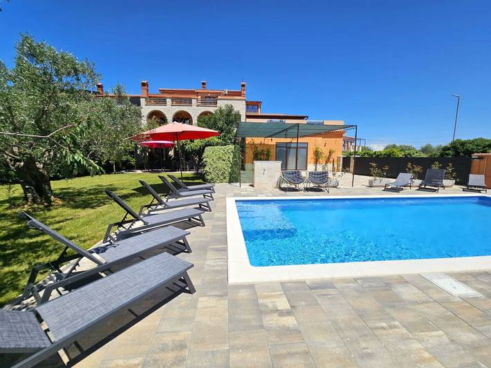 Location de vacances pour 24 personnes, avec terrasse ainsi que piscine et jardin, animaux acceptés à Vodnjan - 2