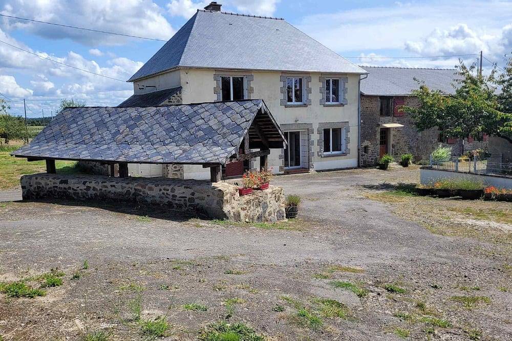 Maison d'hôtes au sein d'une ferme fruitière \"zéro traitement\" in Ernée, Mayenne