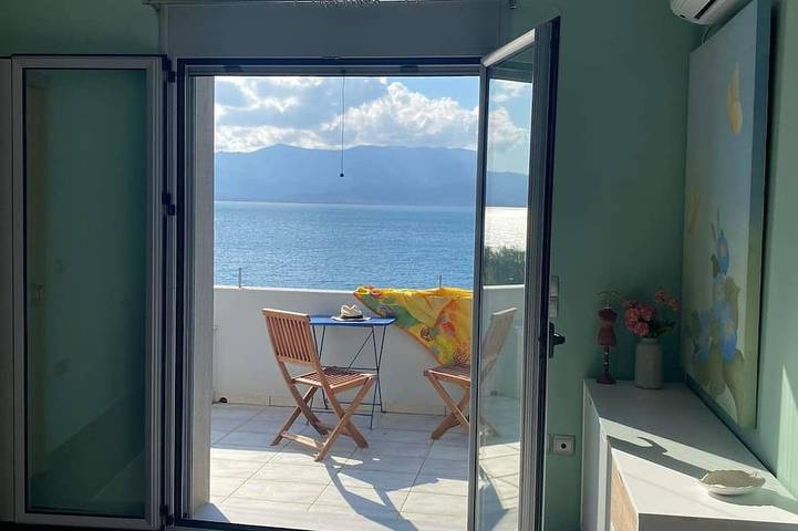 Geräumige, moderne Maisonette am Strand in grünem Vorort nahe Stadtzentrum in North Aegean Islands