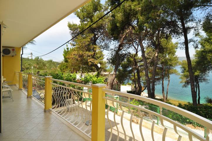 Apartament wakacyjny dla 6 osób, z Widok na ocean i Balkon oraz Taras i Ogród w Čiovo