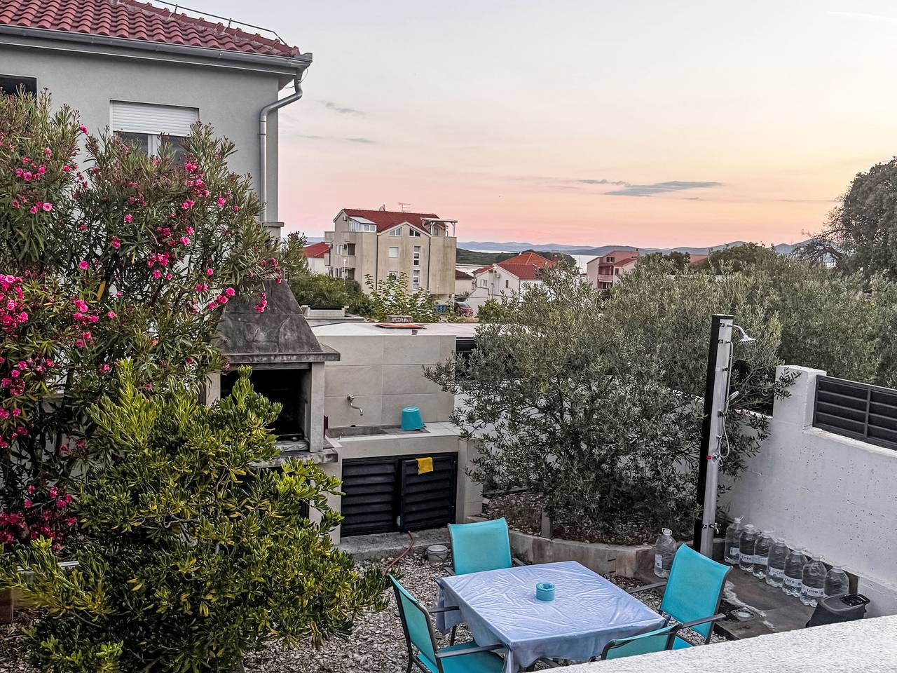 Mit überdachter Terrasse und Meerblick in Pakostane, Zadarska županija