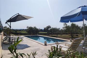 Location de vacances pour 8 personnes, avec jacuzzi ainsi que terrasse et piscine à Pont-Saint-Esprit