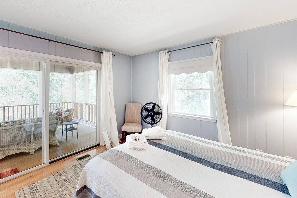 Haus am See mit Granit, Kamin, Seeblick & Dock! in Lake Anna