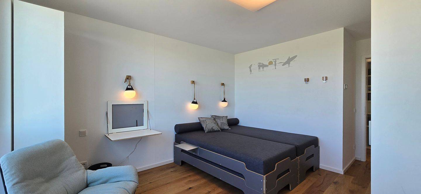 Appartement entier, Die großzügige Ferienwohnung i10 in Graal-Müritz bietet auf 74 m² Platz für bis zu sechs Personen. Sie verfügt über ein Schlafzimmer, ein modernes Bad, eine offene Küche sowie eine überdachte Terrasse. Zur Ausstattung zählen zwei Fernseher, Fußbodenheizung, Waschmaschine, Trockner, Privatparkplatz und Wlan. Die Unterkunft liegt in erster Reihe am Strand und ist kinderfreundlich sowie barrierearm dank Aufzug und ebenerdigem Zugang. in Graal-Müritz, Rostock et ses environs