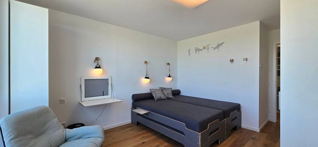 Apartamento entero, Die großzügige Ferienwohnung i10 in Graal-Müritz bietet auf 74 m² Platz für bis zu sechs Personen. Sie verfügt über ein Schlafzimmer, ein modernes Bad, eine offene Küche sowie eine überdachte Terrasse. Zur Ausstattung zählen zwei Fernseher, Fußbodenheizung, Waschmaschine, Trockner, Privatparkplatz und WLAN. Die Unterkunft liegt in erster Reihe am Strand und ist kinderfreundlich sowie barrierearm dank Aufzug und ebenerdigem Zugang. in Müritzer Wiesen, Graal-Müritz