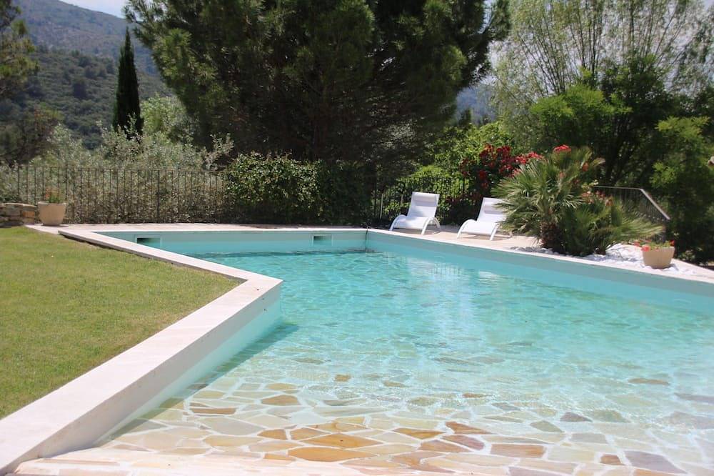 Maison en  campagne Aixoise avec jardin paysagé et piscine .Sud de la France in Vauvenargues, Région d'Aix-en-Provence