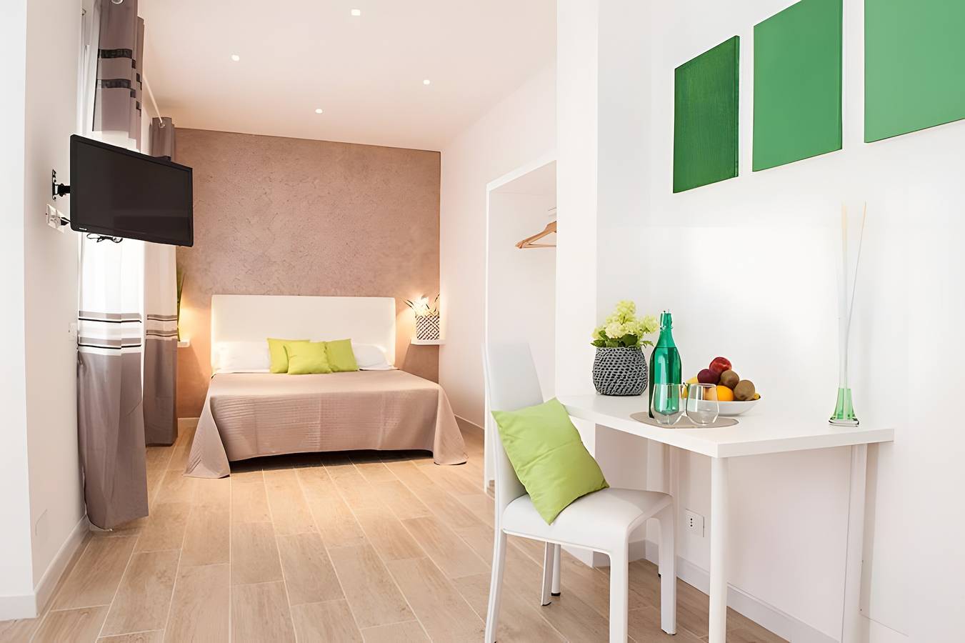 Entire apartment, Apartment 'Tripla Con Balcone' with Balcony, Wi-Fi and Air Conditioning in Rome, Rome Province