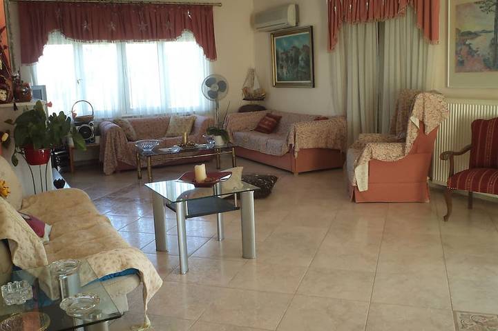 Villa avec piscine près de l'aéroport / près du port-zoo de Rafina / voiture gratuite disponible in Pikermi, Côte est de la région de l'Attique