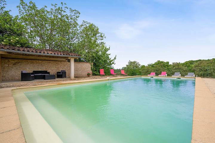 Gîte pour 12 personnes, avec piscine ainsi que terrasse et jardin, animaux acceptés à Saliès