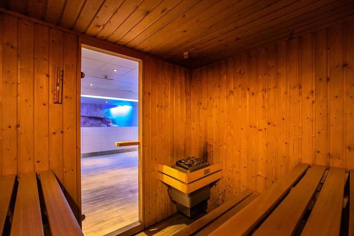 Gîte pour 2 personnes, avec piscine ainsi que sauna et balcon à Isola - 4