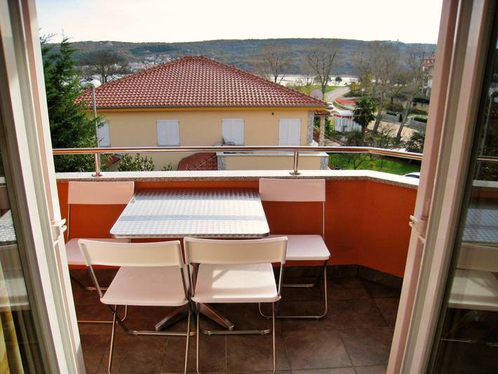 Ganze Wohnung, Apartment Nidisa - 90 m vom Meer, Stadtzentrum, privater Parkplatz, Terrasse, Balkon in Čižići, Krk