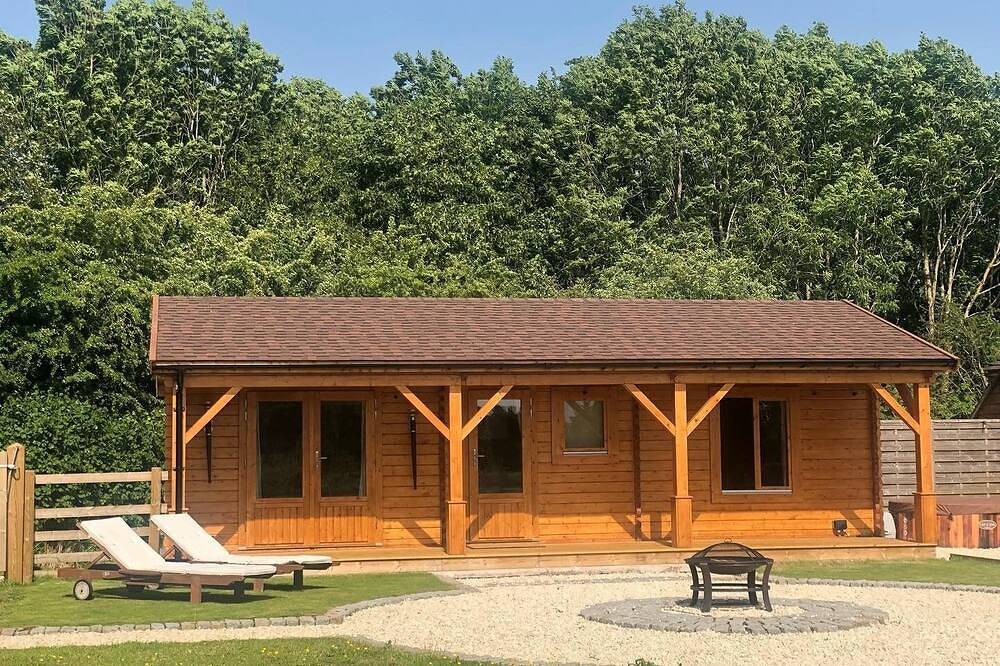 Luxury Lodge retreat with hot tub in Warwickshire