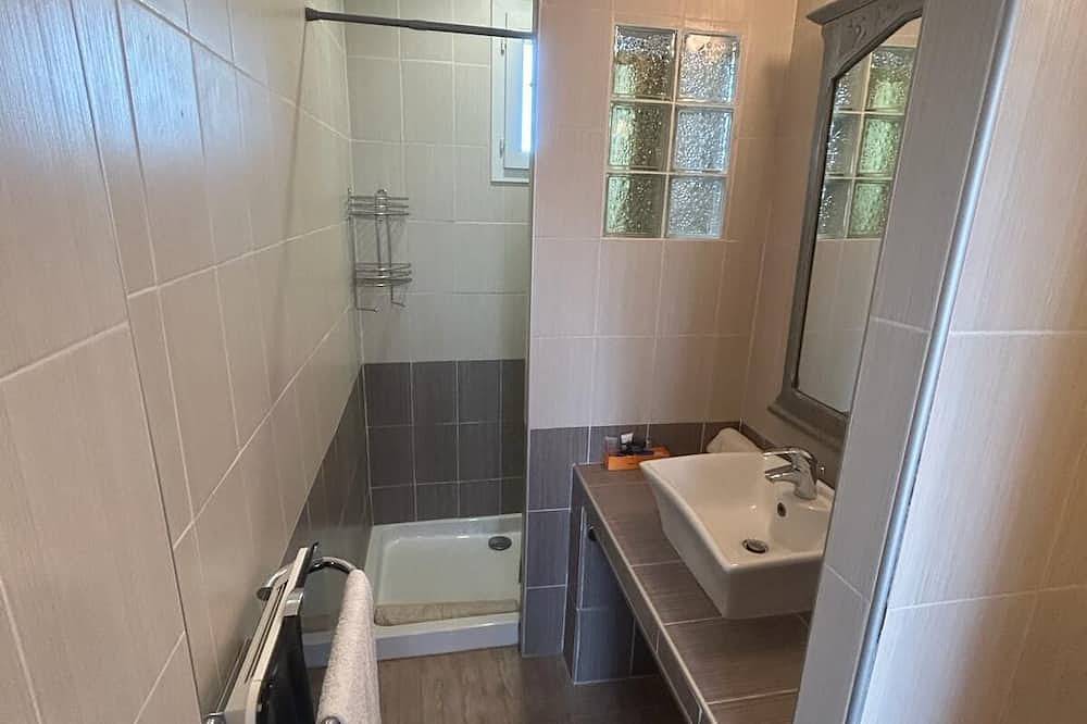 Côte d'Azur, zwischen Meer und Berg, Einzelhaus in einem typischen Dorf in Berre-les-Alpes, Nizza und Umgebung