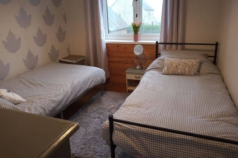 Tranquil, Farmhouse sleeps 6 comfortably, with private large swimming pool in Brecé, Mayenne