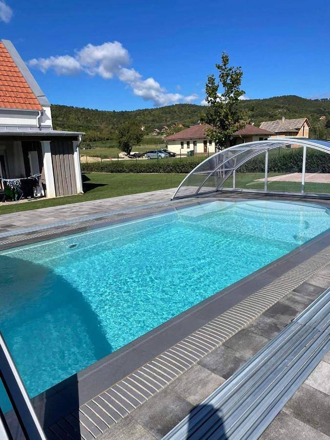 Ferienwohnung für 6 Personen, mit Terrasse und Garten sowie Pool und Ausblick in Balatongyörök