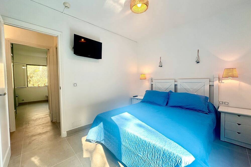 Entire apartment, Apartment 'Addaia' with Mountain Views, Shared Pool and Wi-Fi in Port d'Addaia, Es Mercadal