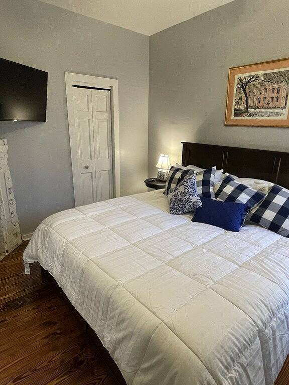 Historic King Bed Cottage, Pvt Parking, Pvt Patio, Flexible Cancellations in Savannah, Chatham County
