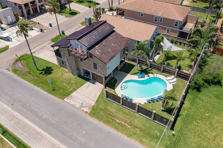 Vacation home for 16 people, with balcony, with pets in South Padre Island