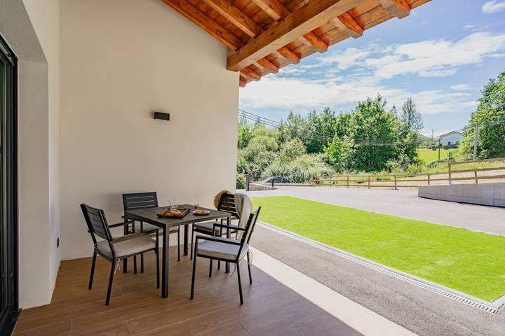 Apartamento entero, Apartamento accesible con vistas a la montaña y terraza privada en Cangas de Onís in Parres, Provincia de Asturias
