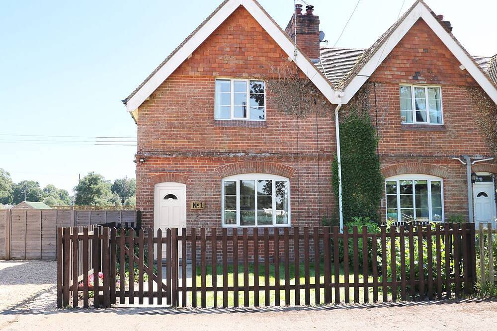 New Park Farm Cottage, pet friendly, with open fire in Brockenhurst in Brockenhurst, Hampshire
