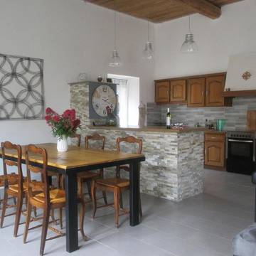 Gîte pour 8 personnes, avec jardin ainsi que terrasse et vue, animaux acceptés à Escales
