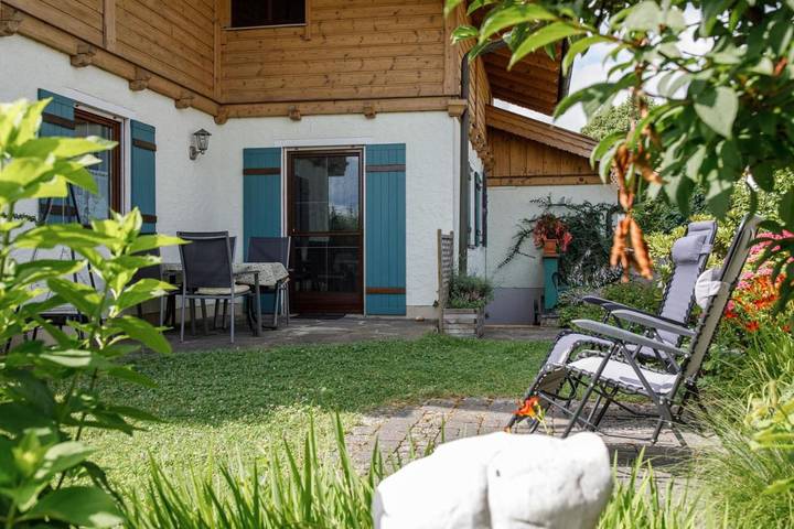 Ferienwohnung für 4 Personen, mit Terrasse und Garten sowie Seeblick in Taching am See - 2