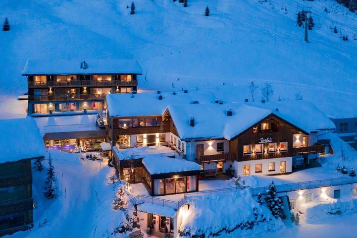 Hôtel pour 4 personnes, avec sauna et vue ainsi que piscine et jardin, animaux acceptés à Lech