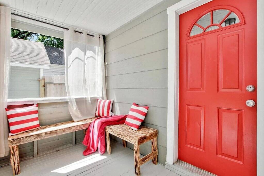 Rustic Retreat - Cute and Cozy! King! Centrally located in Wichita, Kansas