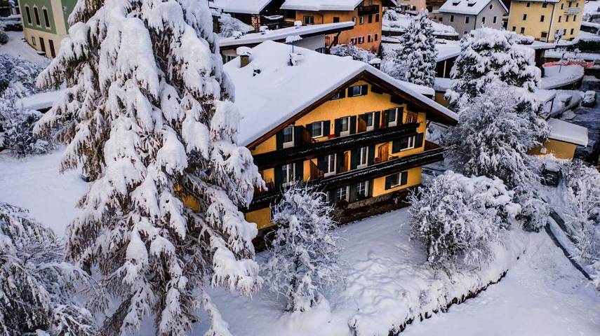 Chalet per 4 persone, con giardino e idromassaggio nonché piscina a Ortisei