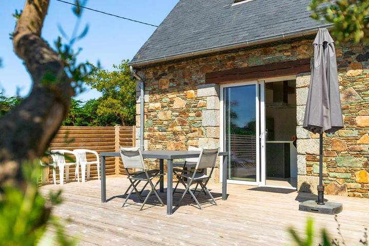 Gîte pour 7 personnes, avec Terrasse ainsi que Jardin et Piscine à Lanmérin - 3