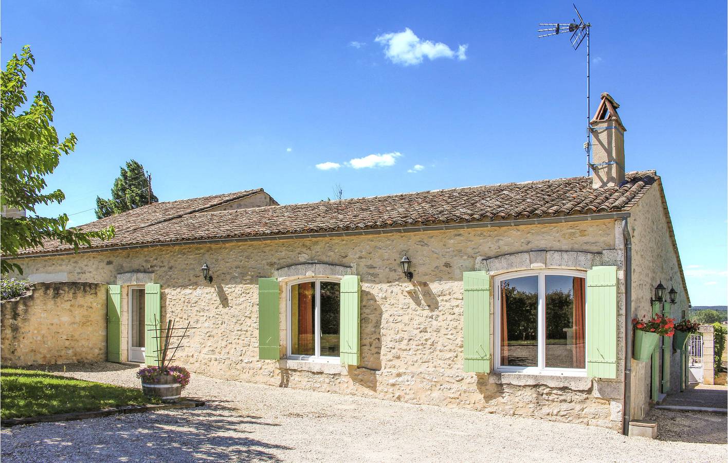 Retraite au bord de la piscine avec parking et WiFi, à 2 km de Saint-Méard-de-Gurçon in Saint-Méard-de-Gurçon, Périgord Pourpre