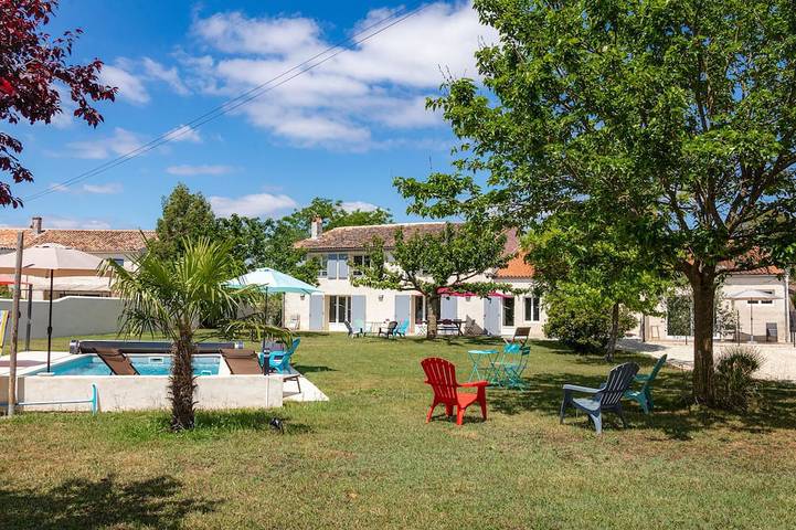 Gîte pour 4 personnes, avec Terrasse ainsi que Jardin et Piscine à Balanzac